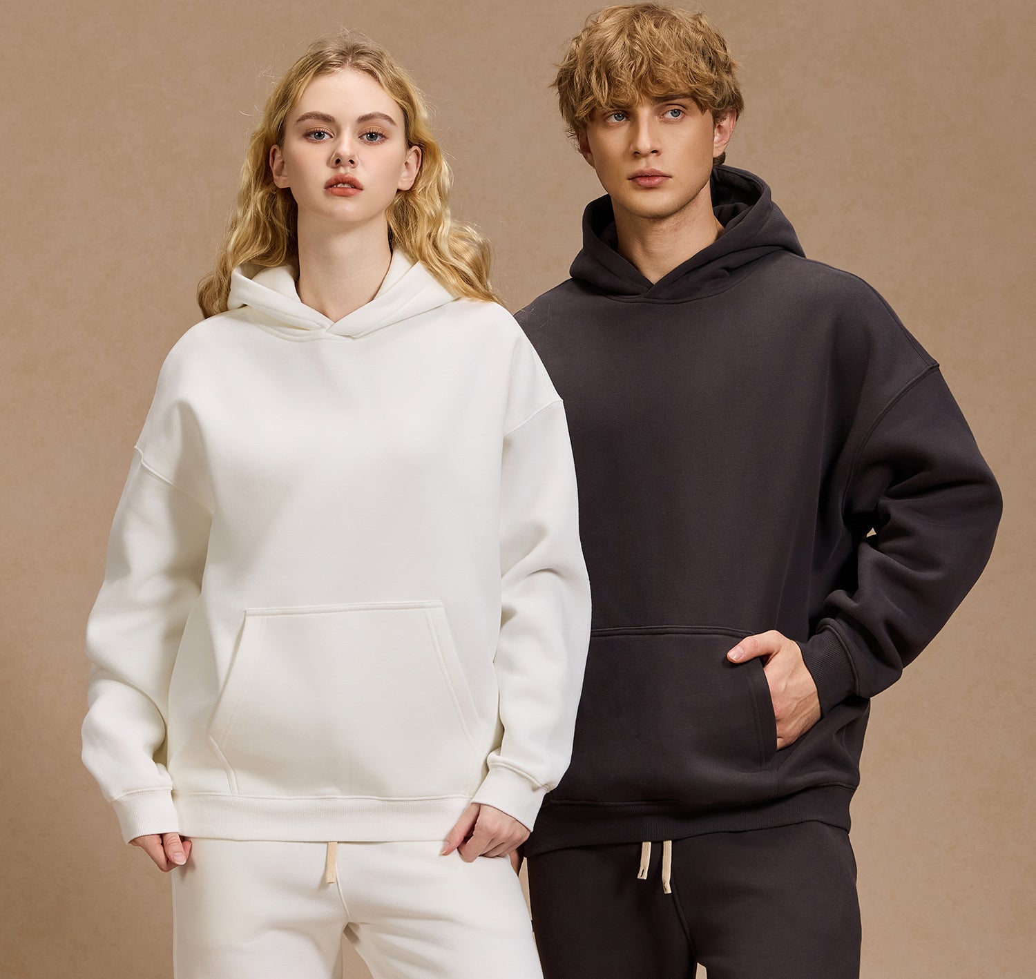 GMabcd 350G fleece-lined oversized hoodie lifestyle view 1