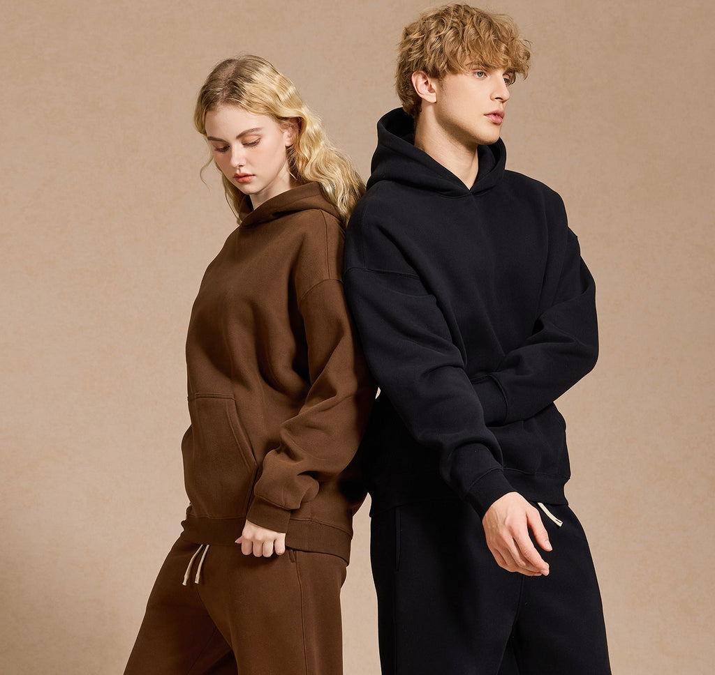 GMabcd 350G fleece-lined oversized hoodie lifestyle view 2
