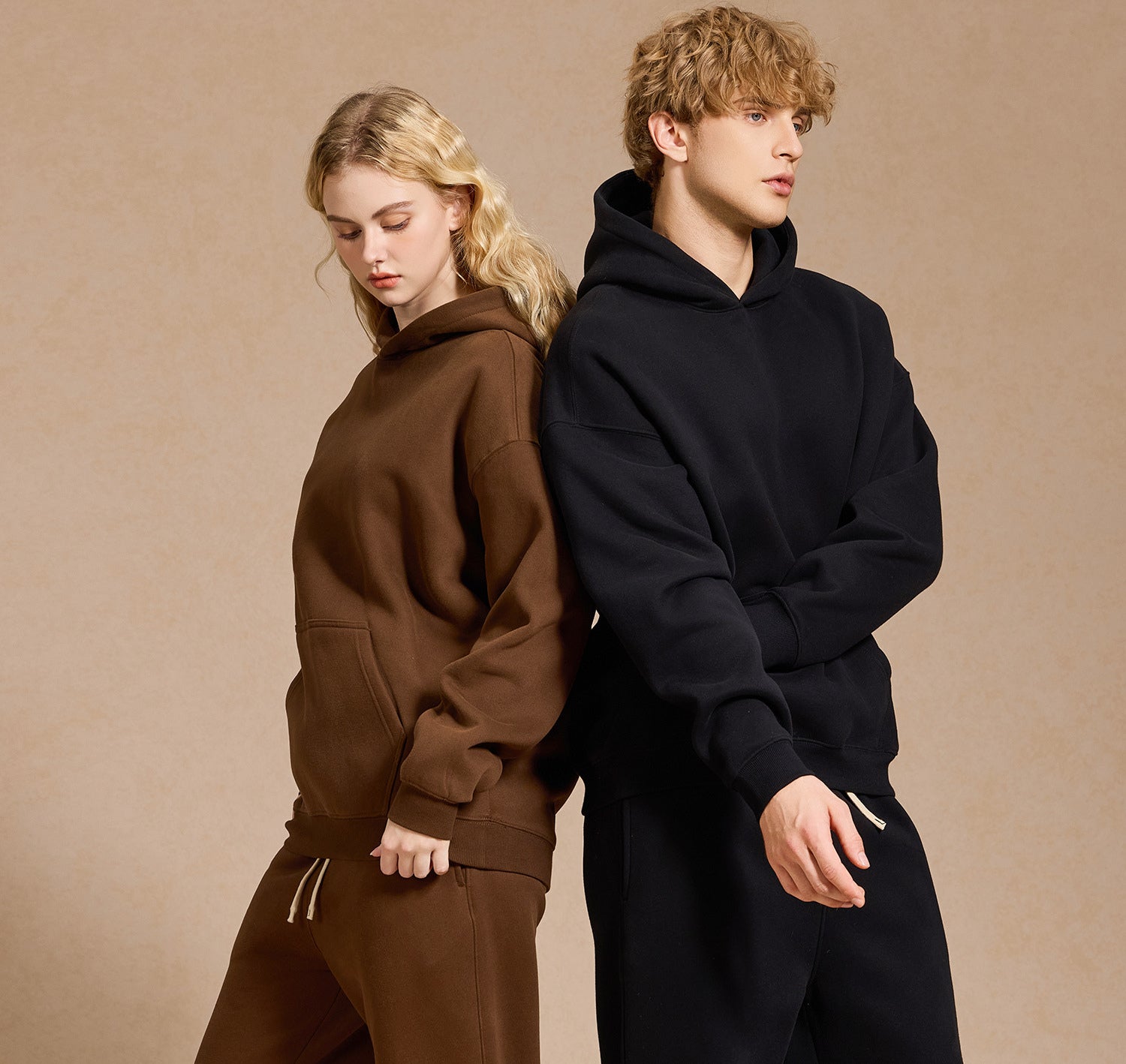 GMabcd 350G fleece-lined oversized hoodie lifestyle view 2