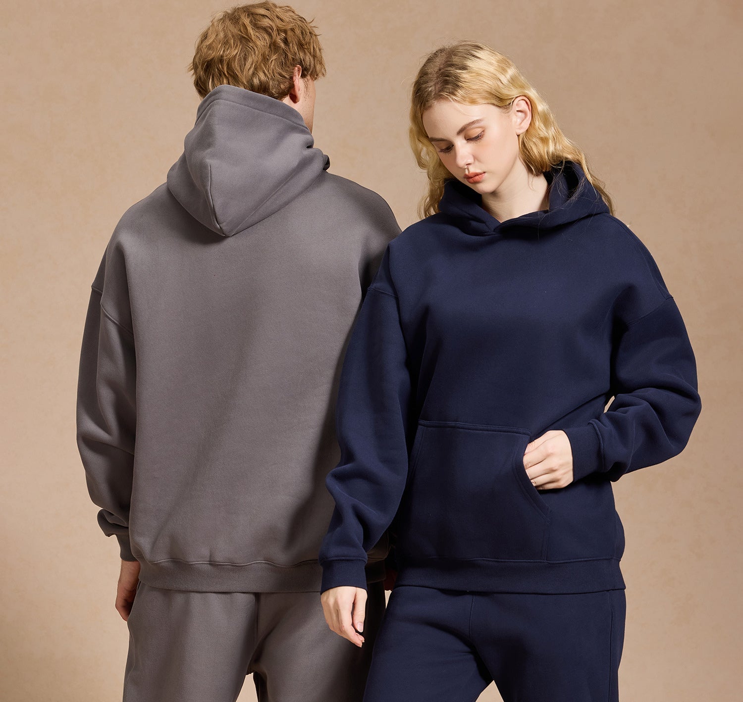 GMabcd 350G fleece-lined oversized hoodie lifestyle view 3