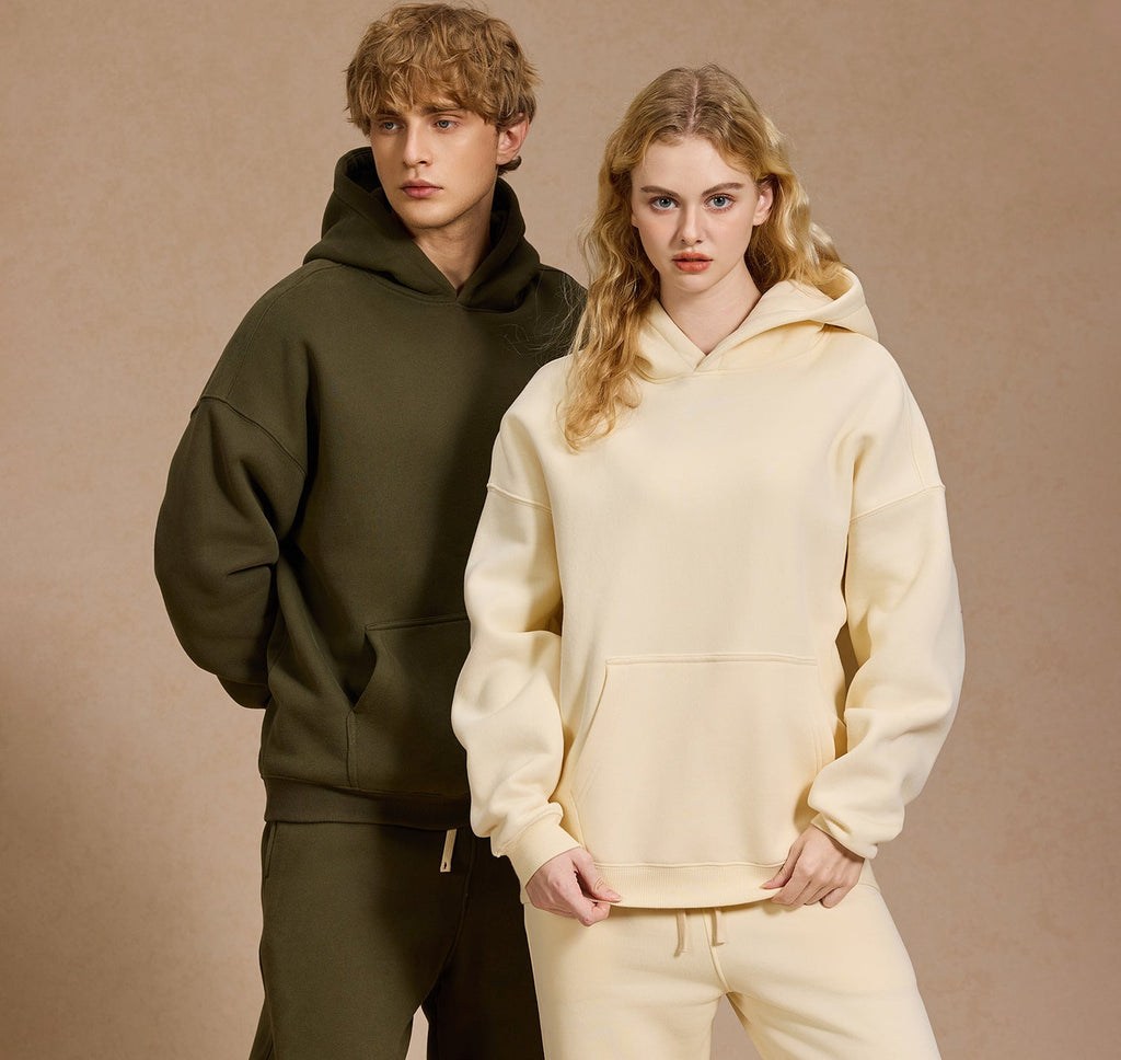 GMabcd 350G fleece-lined oversized hoodie lifestyle view 4